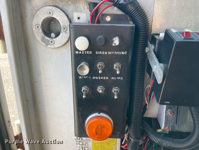 image for item IX9501 1992 International 4700  command center truck