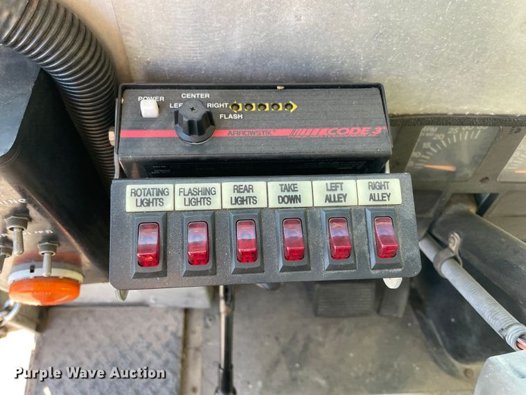 image for item IX9501 1992 International 4700  command center truck