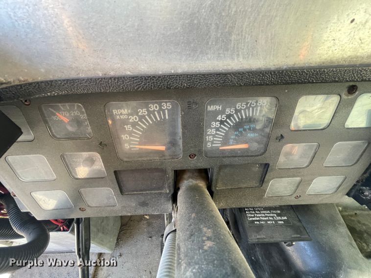 image for item IX9501 1992 International 4700  command center truck