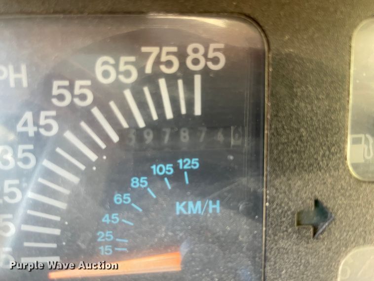 image for item IX9501 1992 International 4700  command center truck