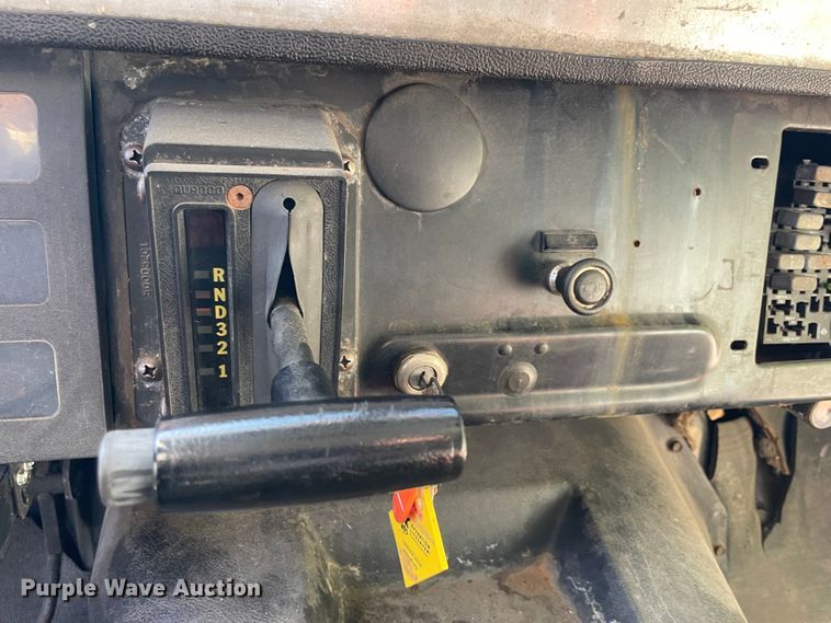 image for item IX9501 1992 International 4700  command center truck