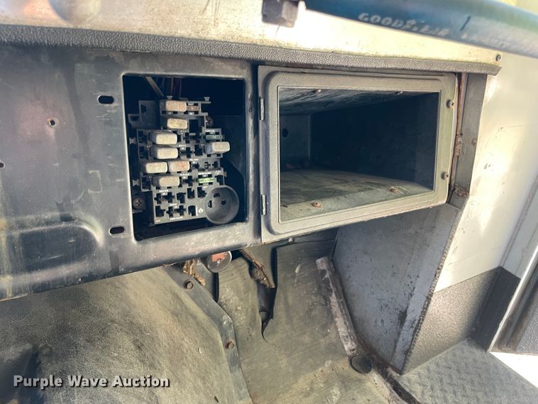 image for item IX9501 1992 International 4700  command center truck