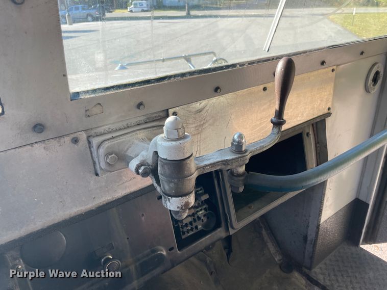 image for item IX9501 1992 International 4700  command center truck