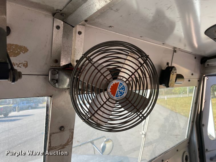 image for item IX9501 1992 International 4700  command center truck