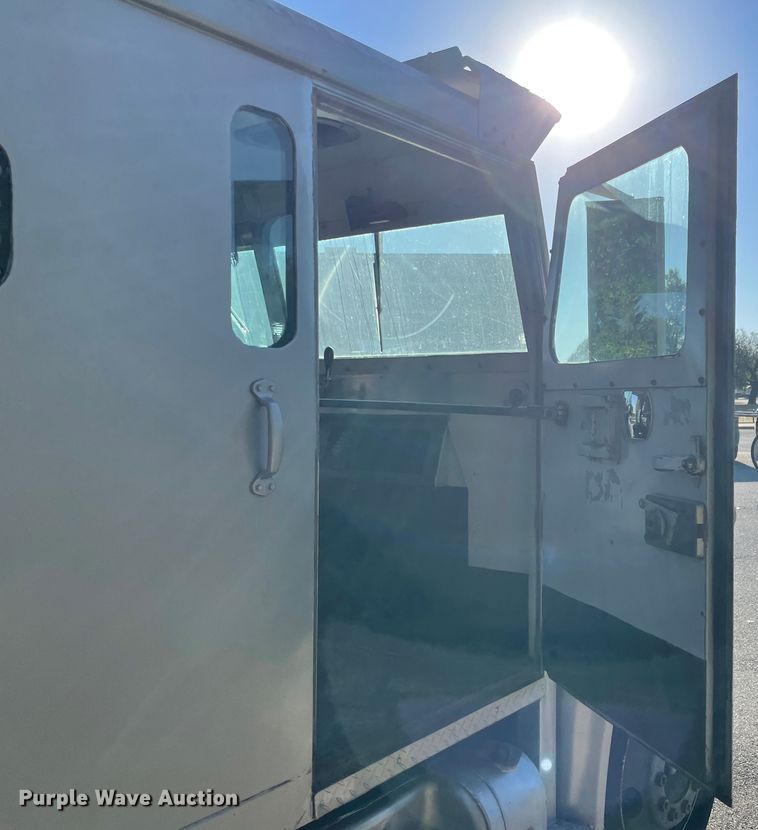 image for item IX9501 1992 International 4700  command center truck