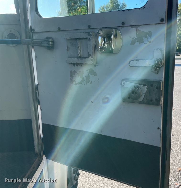 image for item IX9501 1992 International 4700  command center truck