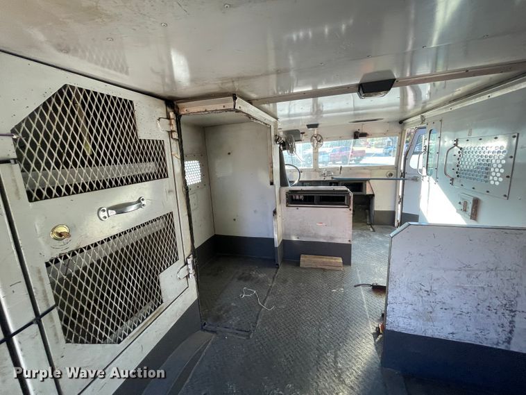 image for item IX9501 1992 International 4700  command center truck