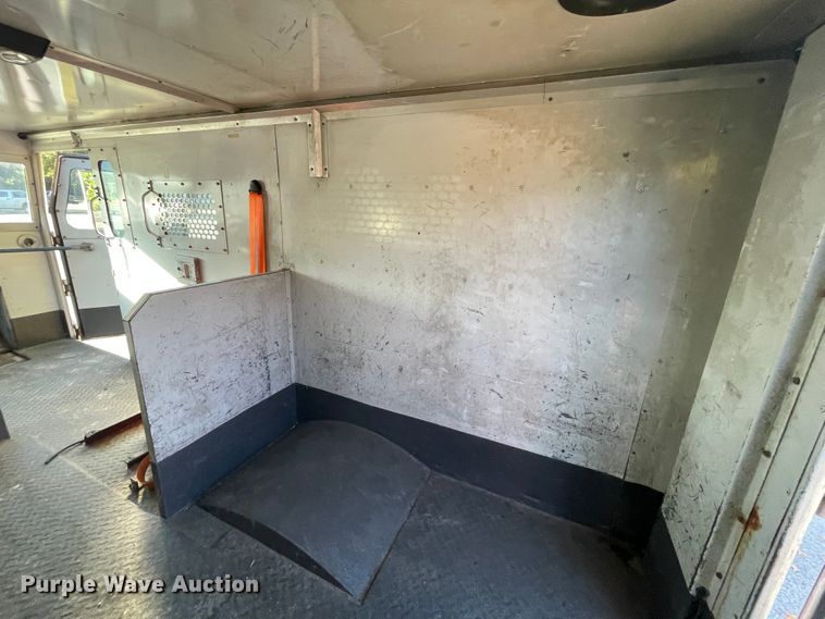 image for item IX9501 1992 International 4700  command center truck