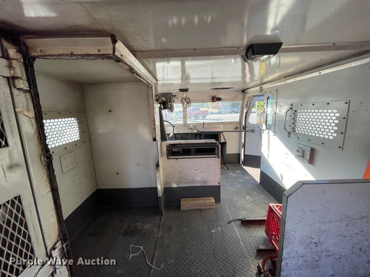 image for item IX9501 1992 International 4700  command center truck