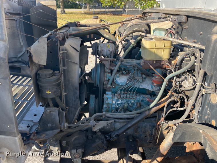 image for item IX9501 1992 International 4700  command center truck