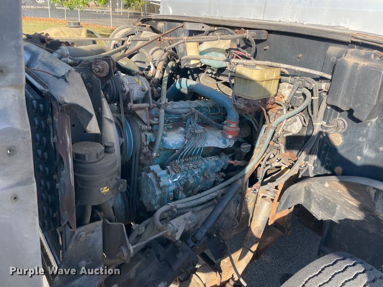 image for item IX9501 1992 International 4700  command center truck