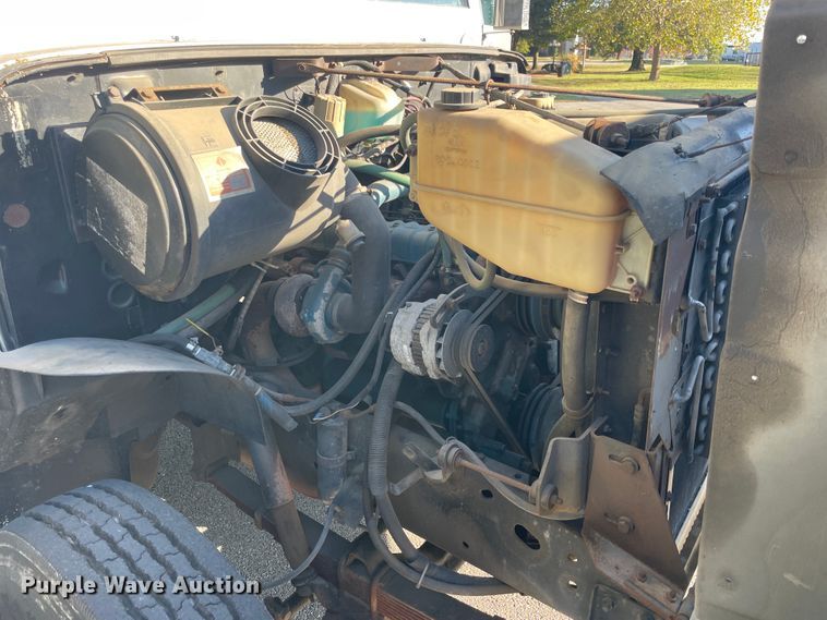 image for item IX9501 1992 International 4700  command center truck