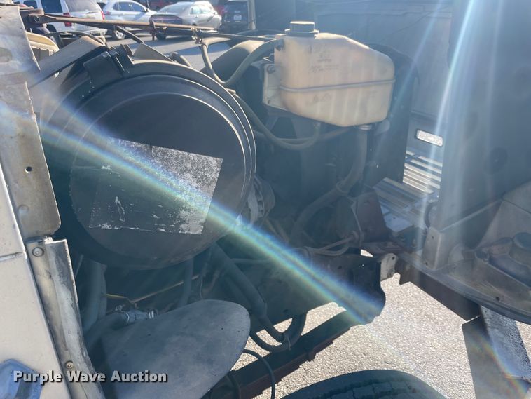 image for item IX9501 1992 International 4700  command center truck