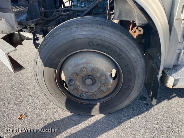 image for item IX9501 1992 International 4700  command center truck