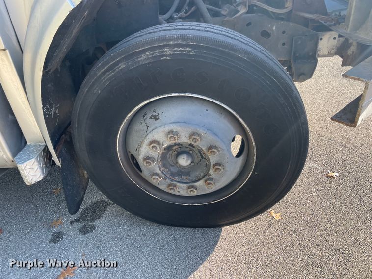 image for item IX9501 1992 International 4700  command center truck