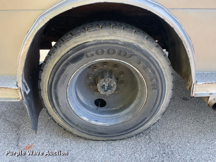 image for item IX9501 1992 International 4700  command center truck