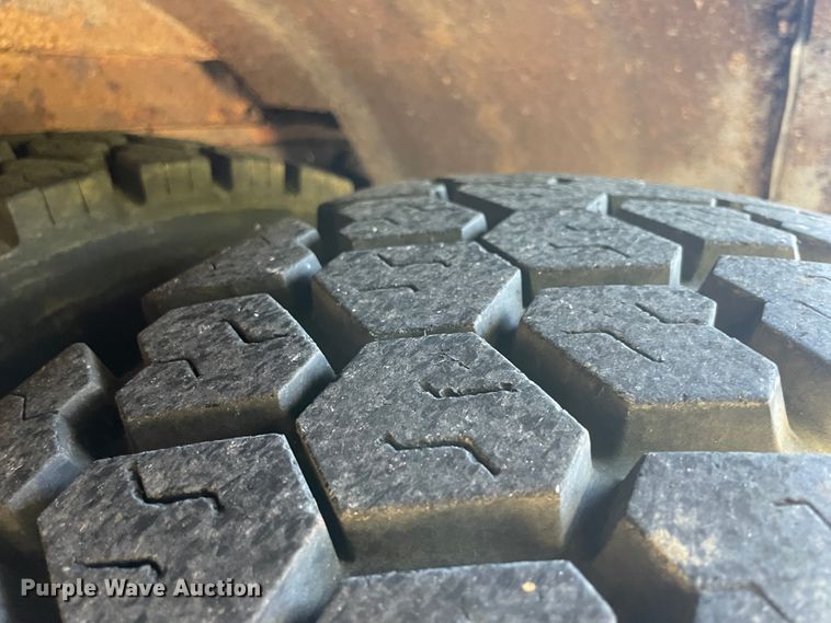 image for item IX9501 1992 International 4700  command center truck