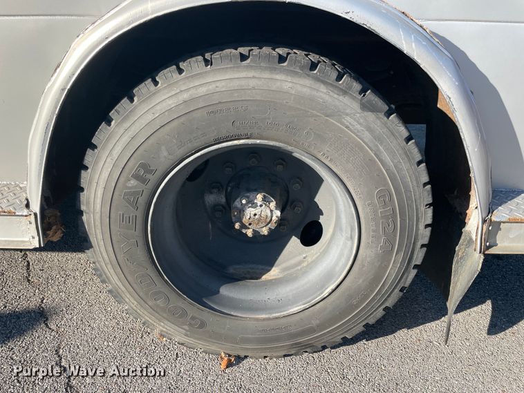 image for item IX9501 1992 International 4700  command center truck