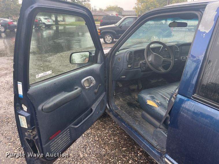 image for item IX9528 1999 GMC Suburban  SUV