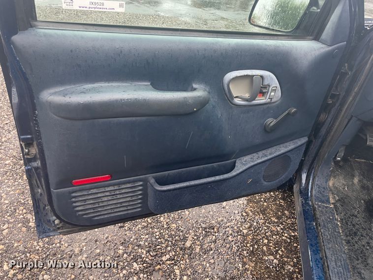 image for item IX9528 1999 GMC Suburban  SUV