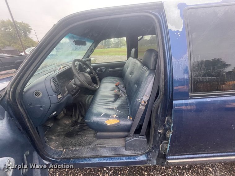 image for item IX9528 1999 GMC Suburban  SUV