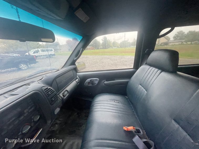 image for item IX9528 1999 GMC Suburban  SUV