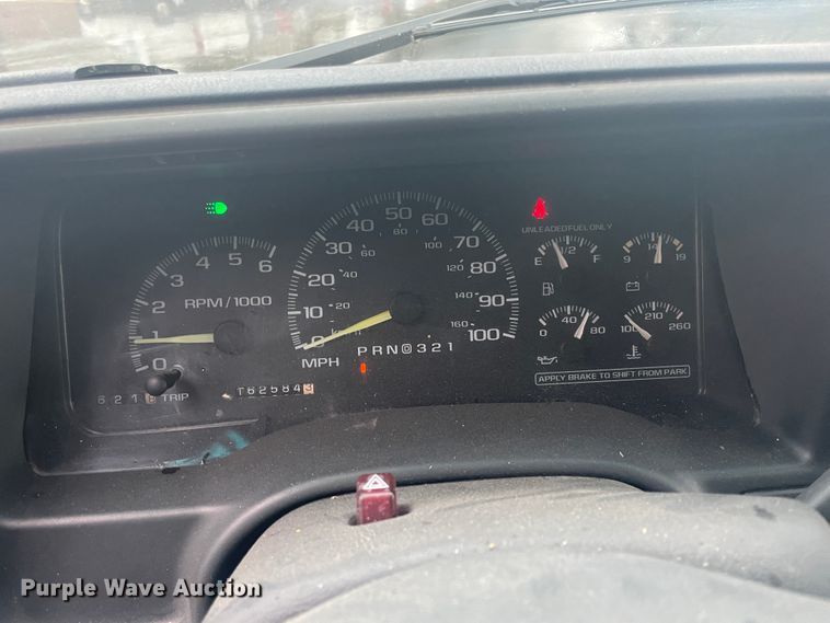 image for item IX9528 1999 GMC Suburban  SUV