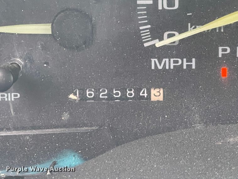 image for item IX9528 1999 GMC Suburban  SUV