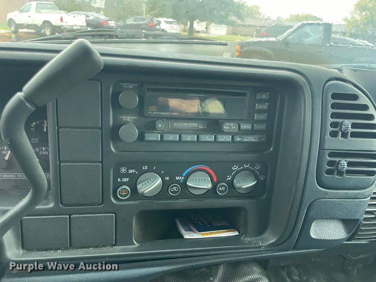 image for item IX9528 1999 GMC Suburban  SUV