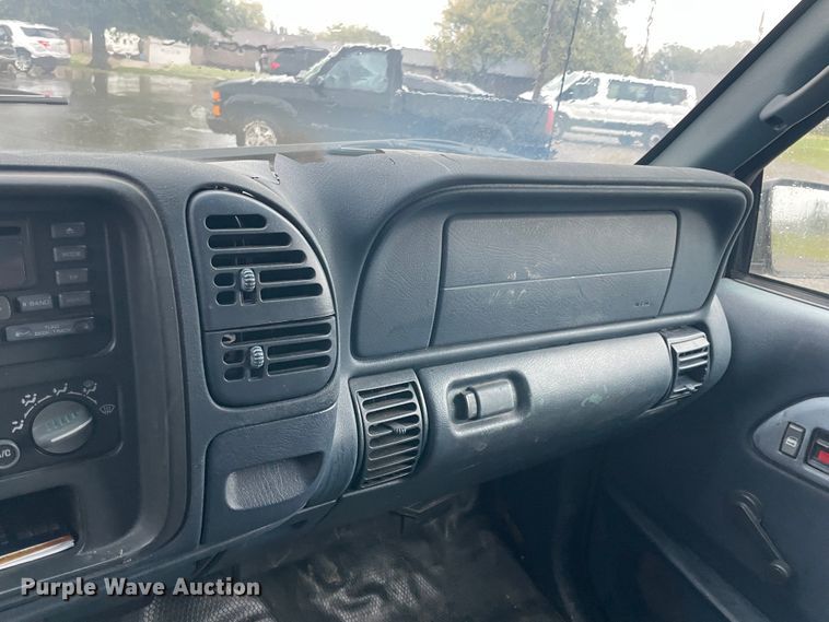 image for item IX9528 1999 GMC Suburban  SUV