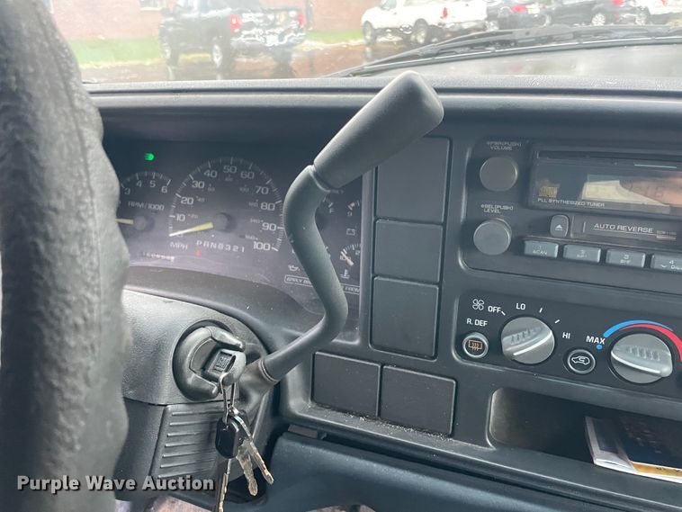 image for item IX9528 1999 GMC Suburban  SUV