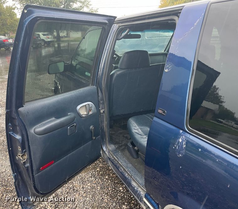 image for item IX9528 1999 GMC Suburban  SUV