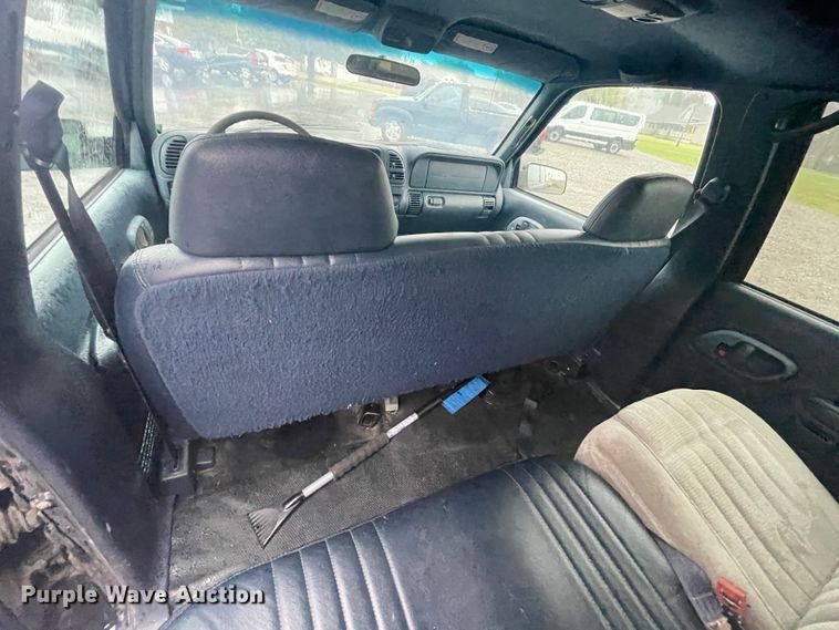 image for item IX9528 1999 GMC Suburban  SUV