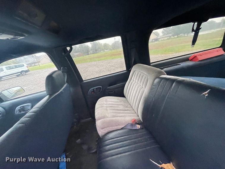 image for item IX9528 1999 GMC Suburban  SUV