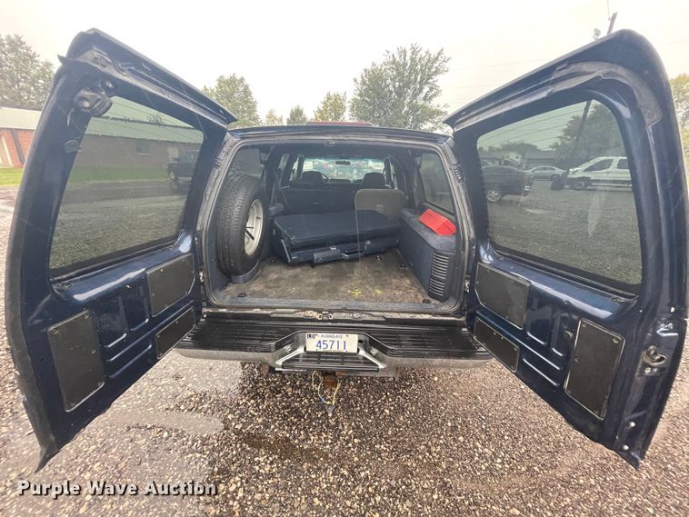 image for item IX9528 1999 GMC Suburban  SUV