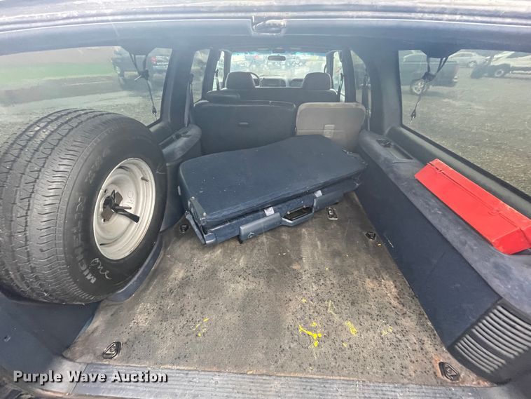 image for item IX9528 1999 GMC Suburban  SUV