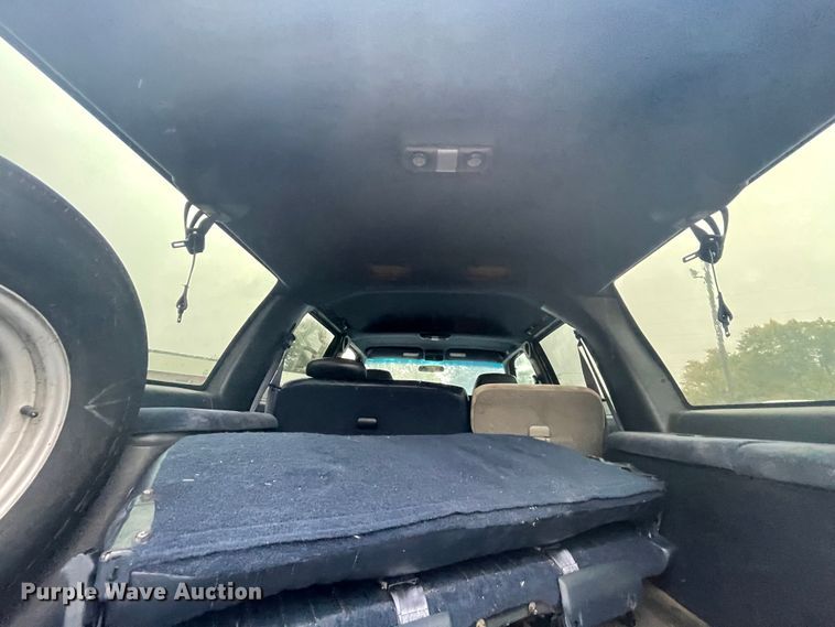 image for item IX9528 1999 GMC Suburban  SUV