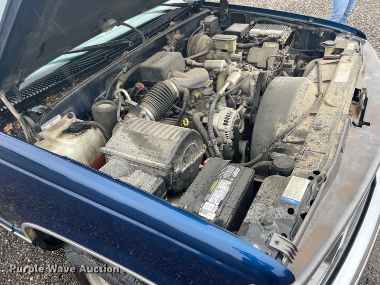 image for item IX9528 1999 GMC Suburban  SUV