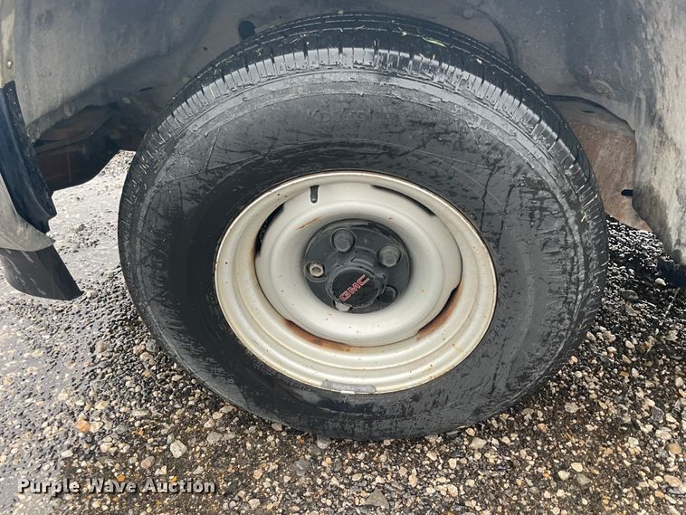 image for item IX9528 1999 GMC Suburban  SUV