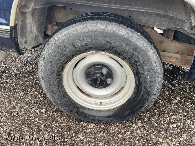 image for item IX9528 1999 GMC Suburban  SUV