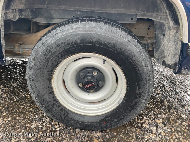 image for item IX9528 1999 GMC Suburban  SUV