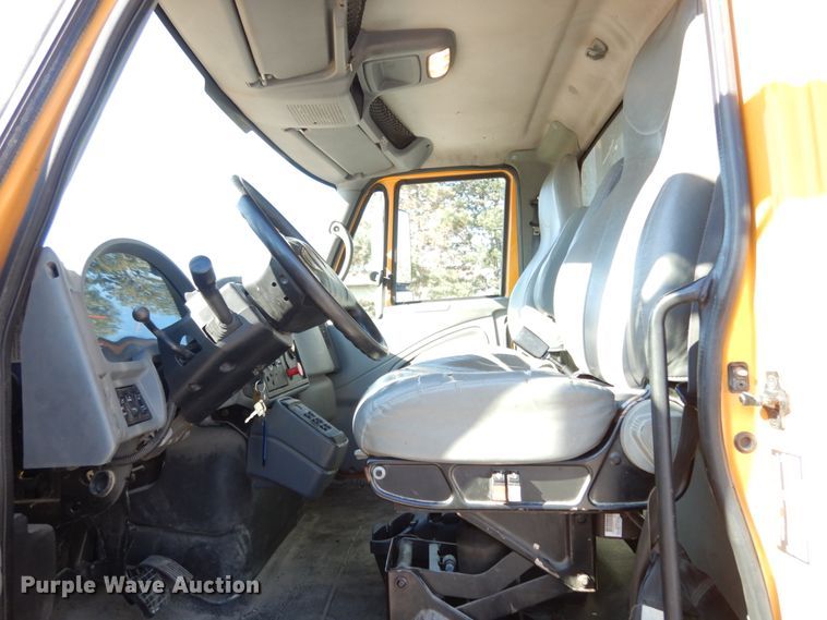 image for item JI9365 2006 International 7400  flatbed truck