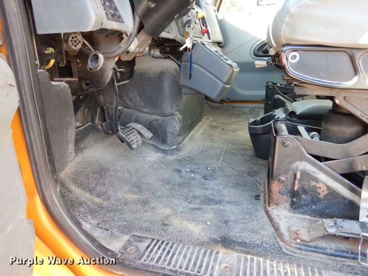 image for item JI9365 2006 International 7400  flatbed truck