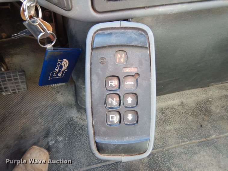 image for item JI9365 2006 International 7400  flatbed truck