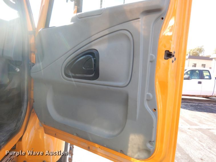 image for item JI9365 2006 International 7400  flatbed truck