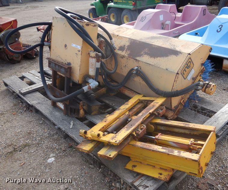 image for item KA9552 M-B HT  broom