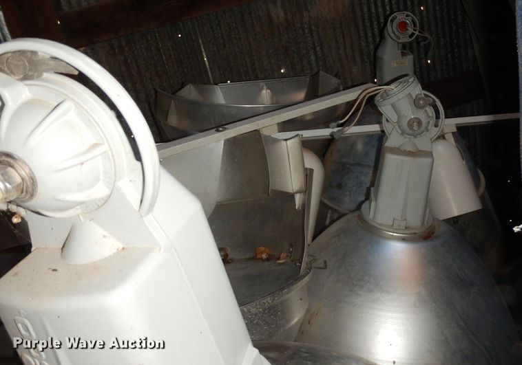 image for item KA9798 Approximately 40 ballfield lights