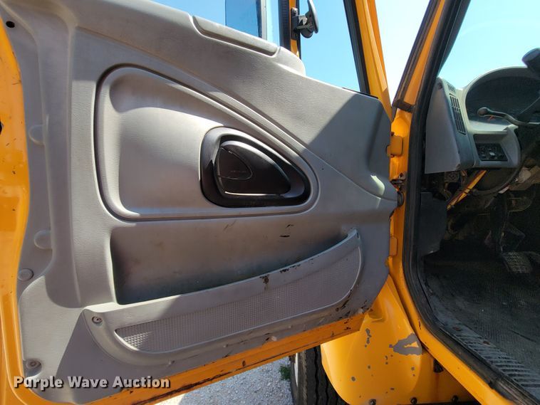 image for item KD9526 2004 International WorkStar 7400  dump truck