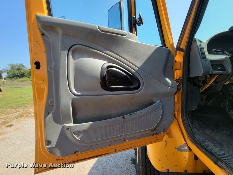 image for item KD9526 2004 International WorkStar 7400  dump truck