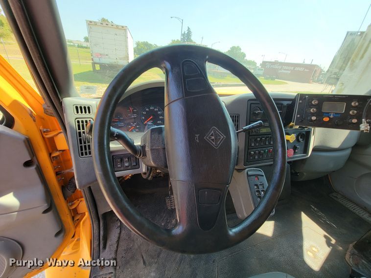 image for item KD9526 2004 International WorkStar 7400  dump truck